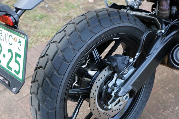 ���A�ɂ��A�s�������̃^�C���𑕔��B�T�C�Y��17�C���`�ŁA������160�ƂȂ��Ă���