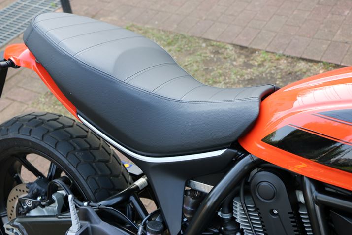 ���ʂ��t���b�g�ȃV�[�g�́A�O��̃|�W�V�����ړ������₷���B�O���̕����i�邱�ƂŁA�����̂悳�ɂ��v��