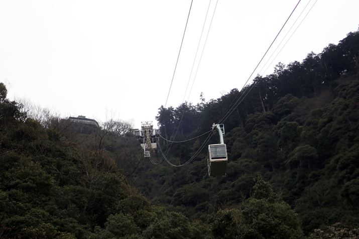 �o�R�̖�1/3�قǂ̎��ԂŒ����郍�[�v�E�F�[�́A15���Ԋu�ŉ^�s���Ă���