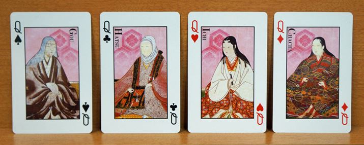 �N�C�[���ɂ͐M���̖��E�s�ƁA���̖��������X�A���A�]���������Ă���