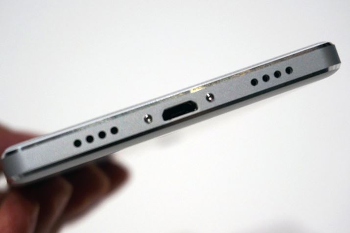 microUSB|[g̓{fBʂɔzu