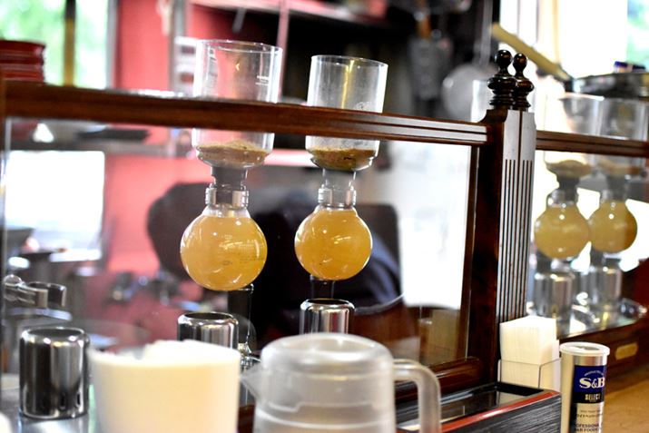 ���X�ɓ���ƁA�J�E���^�[�z���ɃR�[�q�[�T�C�t�H��������ł��܂����B�܂�ŁA�V�܃R�[�q�[�X�̂悤�ł�