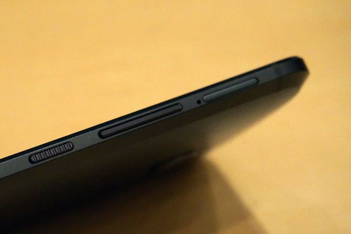 ʂɂ́Aʂ̕tꂽd{^ƁAtbgȕ\ʂ̃{[{^