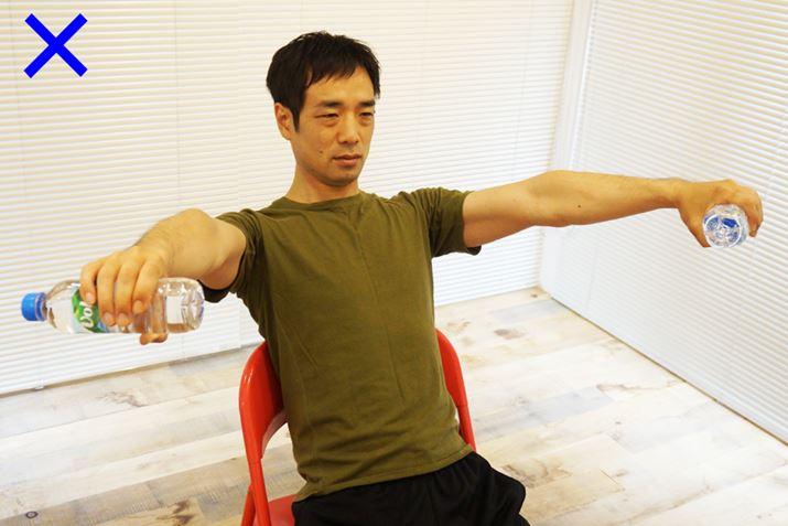 𒣂悤ɂƘrJď㉺^Ă܂ɂȂ邪A^グA邪S