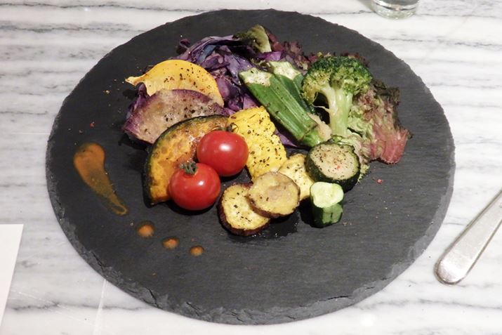 �V���ɒǉ������ی^�̃v���[�g�́A8�����{�����\��B�s��z�艿�i��2,500�~�ƂȂ��Ă���