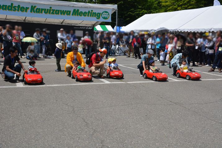 Ȏq[hX^[̃y_J[ōsy_J[[X́AJʂ`̍s