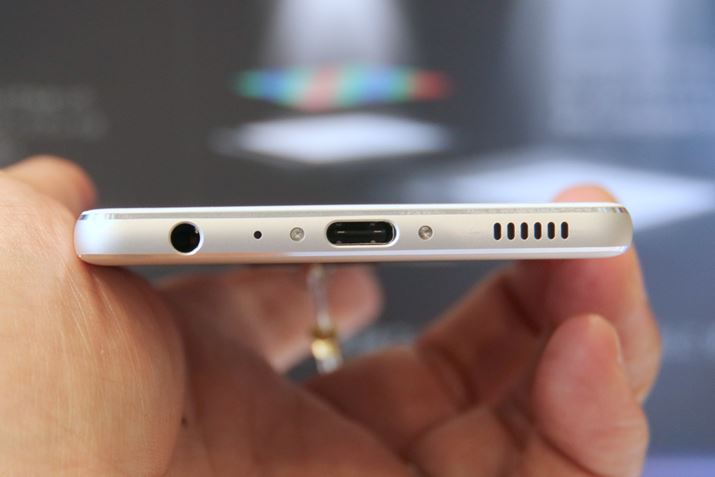 OC^[tFCXɂUSB Type-C̗pĂ