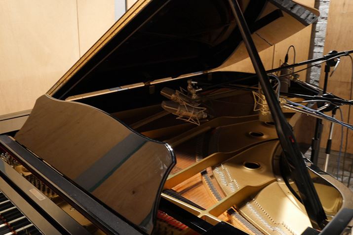 sAmɌꂽ4̃}CNB̃t[ƌ2{gpĂ