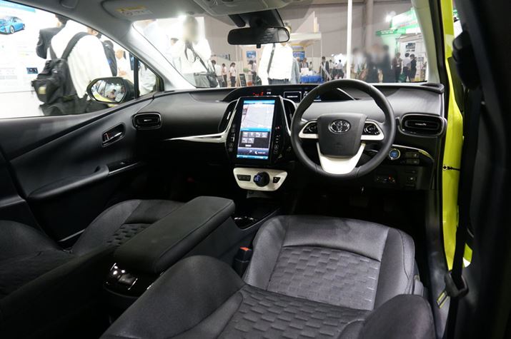 ��^�̃f�B�X�v���C�𒆐S�ɃC���p�l����͂�������Ƃ������