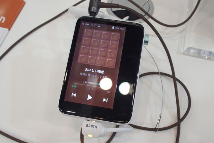 3.4^^b`pltڂ̃RpNgȖ{̂́AuAK70 MKIIṽTCYƂقړ炢BOɃ|J[{l[ggpĂ邽߂Ad́uAK70 MKIIvɔׂĈ|IɌyBNAbhRACPU𓋍ڂĂAɋ@qBUIX}[gtHCNŁAȂȂg₷