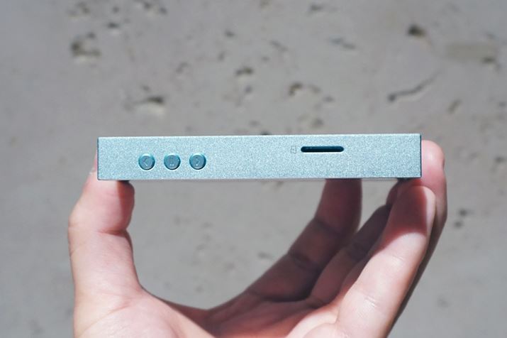 �{�̑��ʂɂ͑���{�^����microSDXC�������[�J�[�h�X���b�g��p��