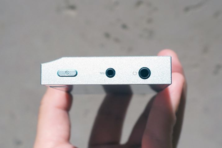 �{�̏㕔�ɂ́A�d���{�^���ƃw�b�h�z���o�͂�p�ӁB�G���g���[���f���Ȃ���A2.5mm4�Ƀo�����X����������