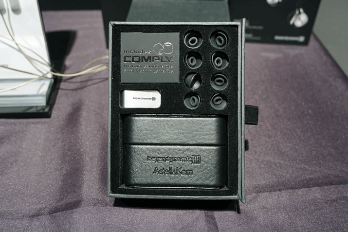 �p�b�P�[�W�ɂ́A��p�P�[�u��2��ނ̂ق��A�C���[�s�[�X���p�P�[�X���t��