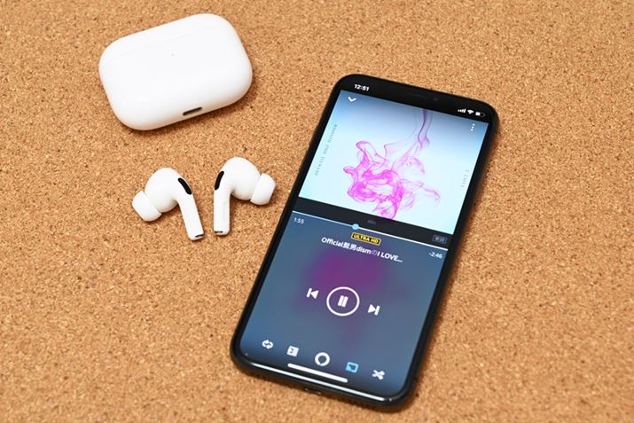 CXCźAX}[gtHBluetoothŐڑ̂嗬BX}[gtHƃCzƂ̊ԂɃP[uȂA񂵂₷̂łiʐ^̓AbvuAirPods Proi1jv