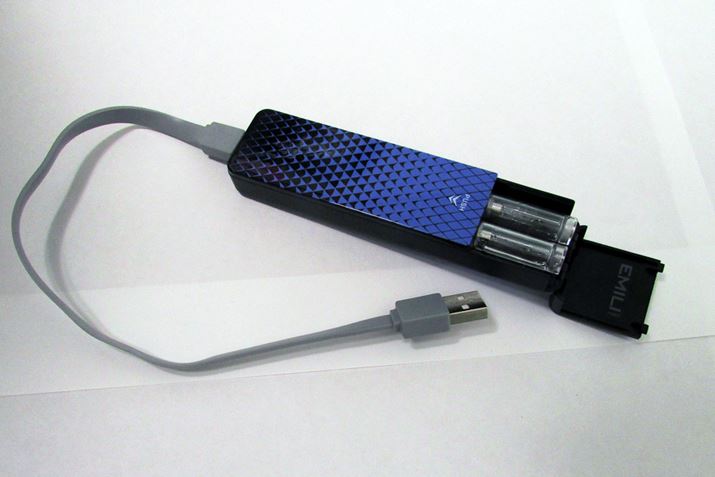 �{�̂��P�[�X�ɓ���ď[�d����d�l�BUSB�ڑ��ŏ[�d�ł���P�[�u�����t�����Ă���