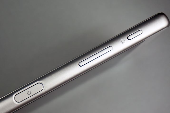 wF؃ZT[d{^AVb^[{^́uXperia Z5vƓl