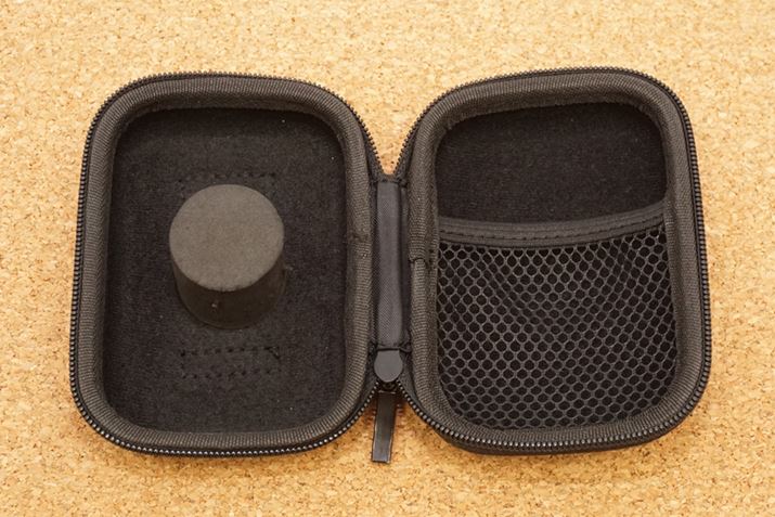 NVF^CṽP[XBɂ̓E^fނłłxƃbV|PbgpӂĂ