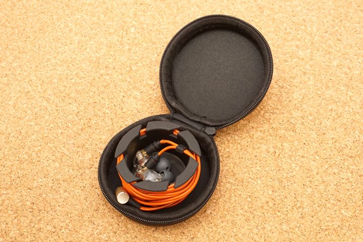 󓴕ɃCz{̂AxɃP[uĎ[