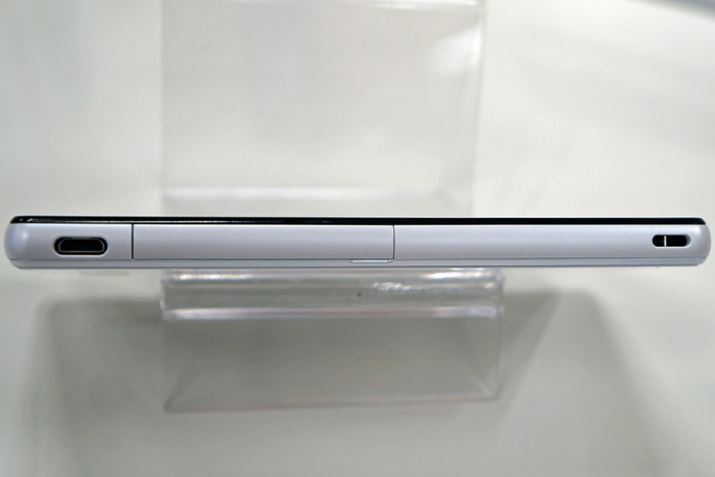 ʂɂ́ALbvXmicroUSB|[gƁAXgbvz[