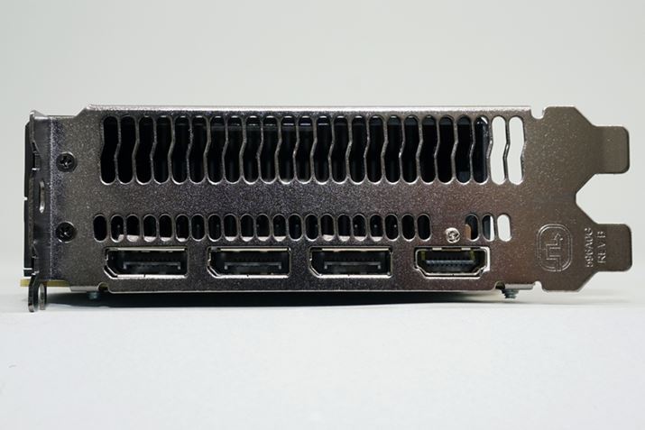 fBXvCo͂́AHDMI×1DisplayPort×3𑕔