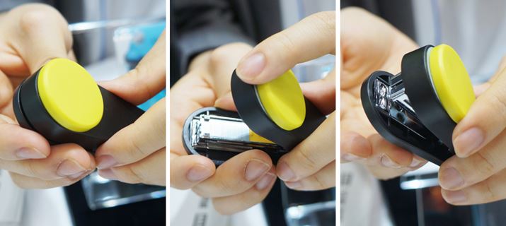 �{�̂��J���āA�㕔�̃{�^�����X���C�h������΃z�b�`�L�X�ɕϐg�I