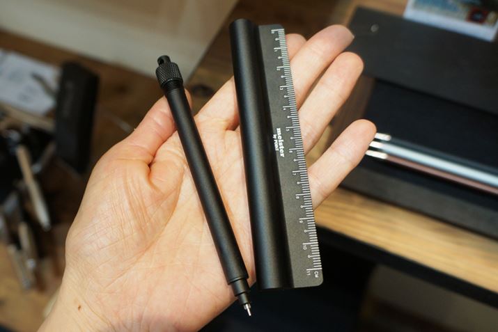 �y�������[����Ă��܂��B�A���~�j�E���f�ނłł��Ă���̂ŁA���Ɍy���I