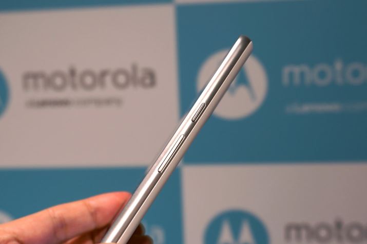 {fB͖7.87mm̌ɗ}ĂA]́uMoto X Playv̖8.9mm啝ɔdオĂ