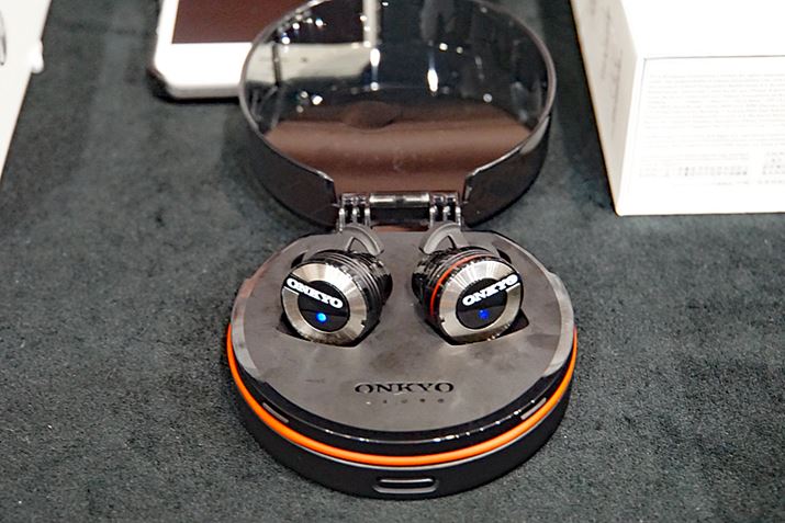 �I���L���[�uW800BT�v�B���E�Ɨ��������S�Z�p���[�g�^�C�v��Bluetooth�C���z����