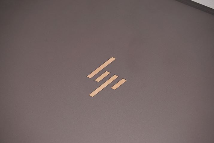 v~APCɂ̂ݕtuv~A}[NvBАiSpectre 13߂č̗pꂽ