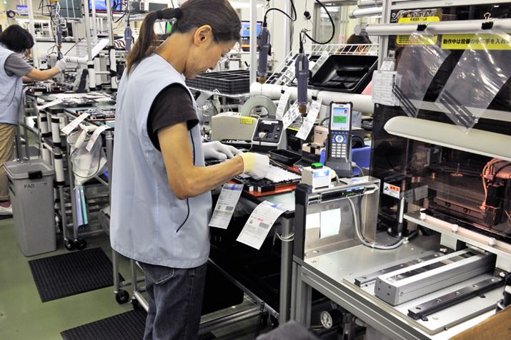 �L�[�{�[�h�̑g�ݗ��āB�L�[���Z���^�[�ɔz�u�����悤�ɁA�}�[�J�[�����p���Ă���i�ʐ^��VAIO�񋟁j