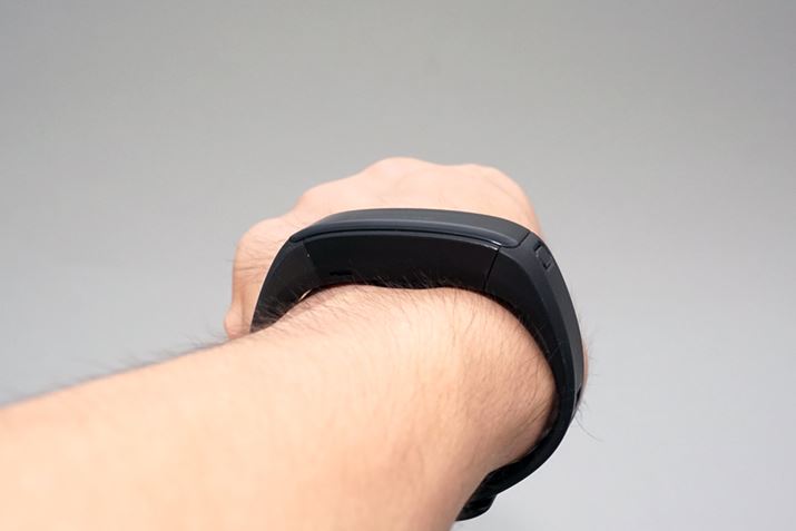 vivosmart HR J𑕒ĉ݂ƂB݂͍őӏ15mmقǂ