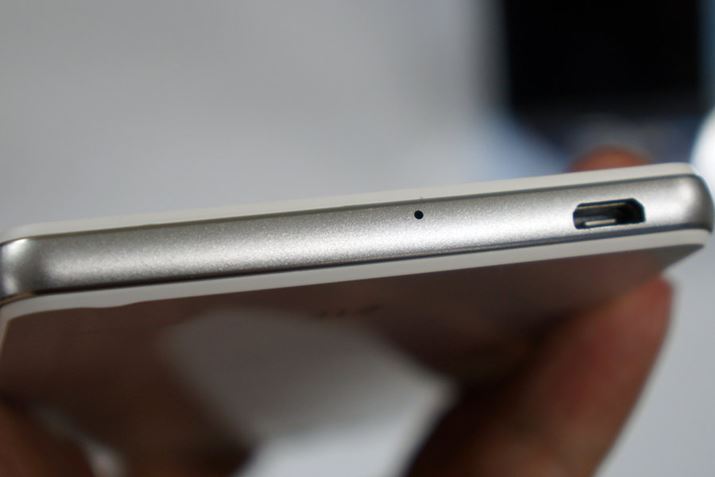 {fB̉ʂɂmicroUSB|[gzu