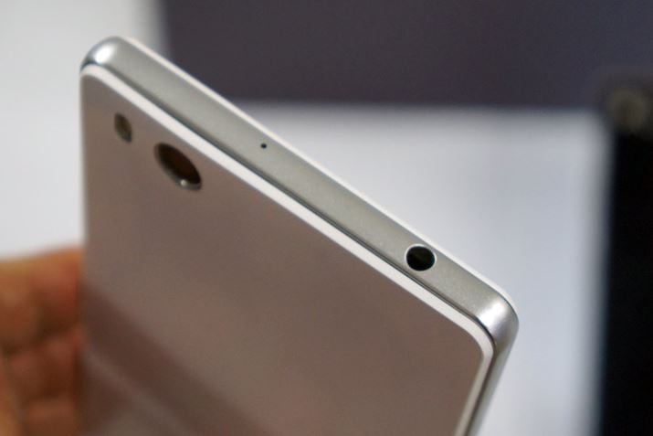 wbhz[q̓{fB㑤ʂɓڂĂ