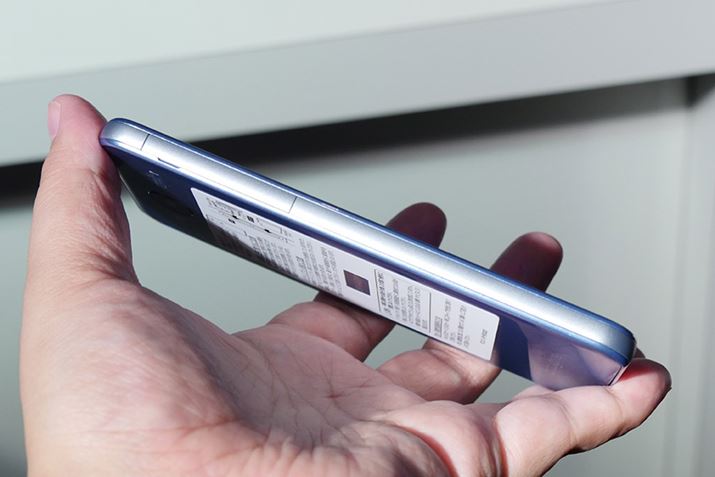 ȐIȃfUCƂȂĂ鑤ʁBmicroSDJ[hSIMJ[h͂̃Jo[JăANZX