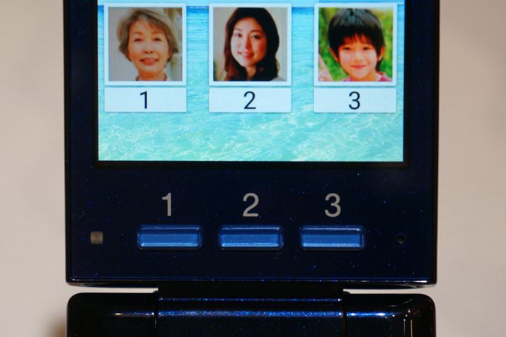 fBXvC̉ɂ́Adbԍo^ĂAvbVŔMł3̕{^