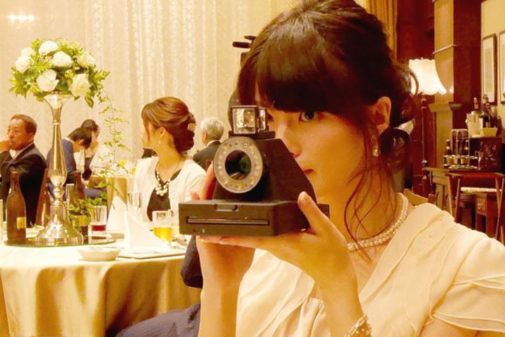 �B�e����Ƃ��̓t�@�C�_�[�Ɩڂ�5cm�قǗ����Ĕ�ʑ̂Ɍ����܂��B�����܂ł�����Ɠ���ł�