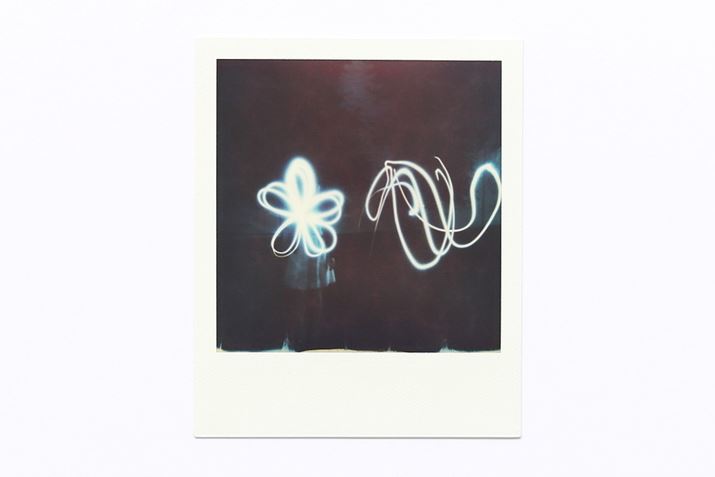 �A�v���́u���C�g�y�C���g���[�h�v���g���ĎB�e���Ă݂܂����BiPhone��LED��_�������ĊG��`���Ă��܂�