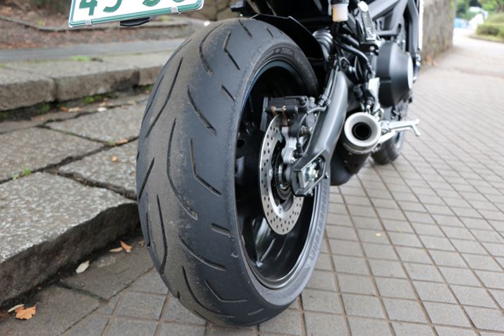 ���͂���180/55�T�C�Y�̃��A�^�C���B�u���[�L�̓V���O���f�B�X�N��ABS�𓋍�