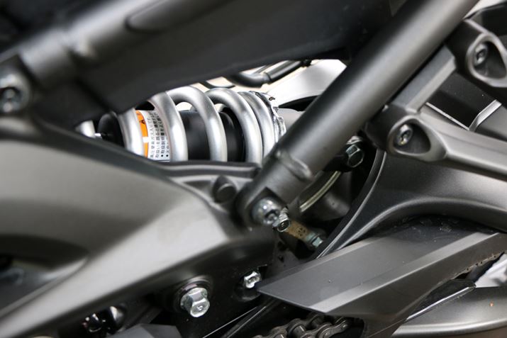 �X�C���O�A�[���ɒ��t���̂悤�Ɍ����郊�A�T�X�y���V���������A�����N���ƂȂ��Ă���