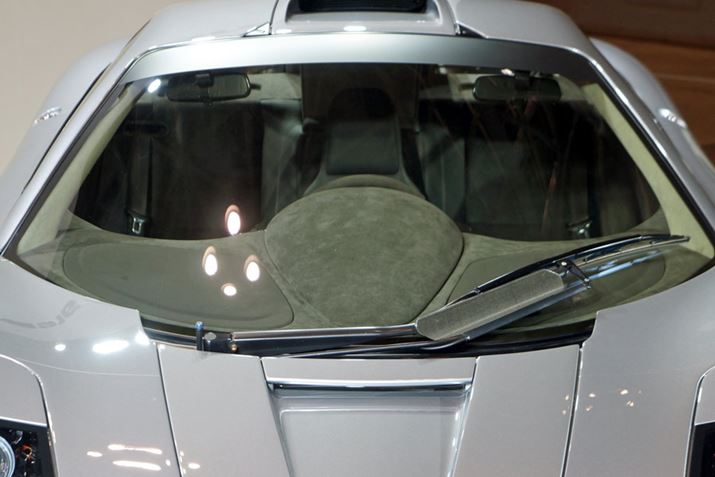 �R�N�s�b�g�𒆉��ɁA���̍��E�̌���ɃV�[�g��z�u���郆�j�[�N��3�l��背�C�A�E�g