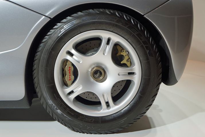 ���A�̃^�C���́A�T�C�Y��315/45ZR17�B����̊��o�ł́A�������v���郊���a��