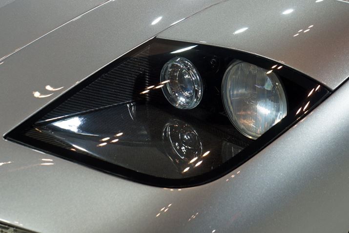 �h���C�J�[�{����p�����t�����m�R�b�N�{�f�B�������B���C�g���ӂɁA���h���̃J�[�{���̖Ԗڂ�������