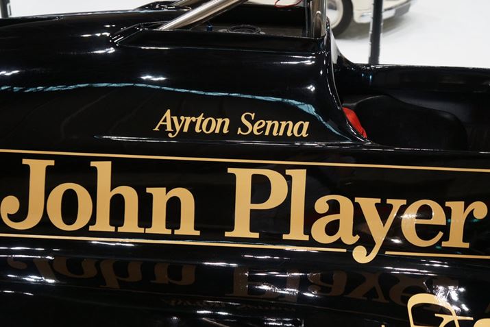 �V�[�g�㕔�̃v�����g�ŃZ�i���惂�f�����Ƃ킩��B����3���~�Ŕ̔�����Ă���