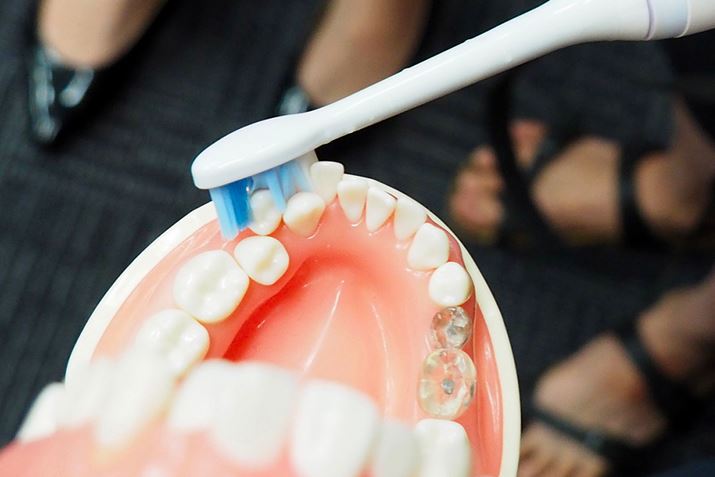 KwX̃wbh̓EhɃJbgĂ邽߁AǂȎɂtBbg₷