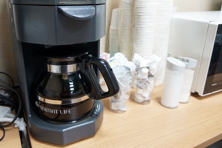 ���ʂ̃R�[�q�[���[�J�[�ł��ꂽ�z�b�g�R�[�q�[���܂��A�A�C�X�R�[�q�[�ɂ��Ė����r���Ă݂܂�