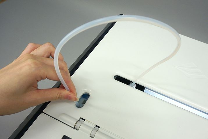 �v�����^�[�̓d��������O�ɁA�܂��A�t�B�������g���ē�����`���[�u���������݂܂�