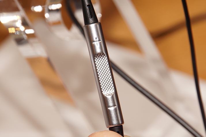 AH-C620R̃P[uɂ́AiOSfoCXɑΉ3{^RpӂĂ