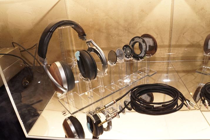 Ѓwbhz̐VtbOVbvfAH-D7200Bɂ͕͌^WĂ