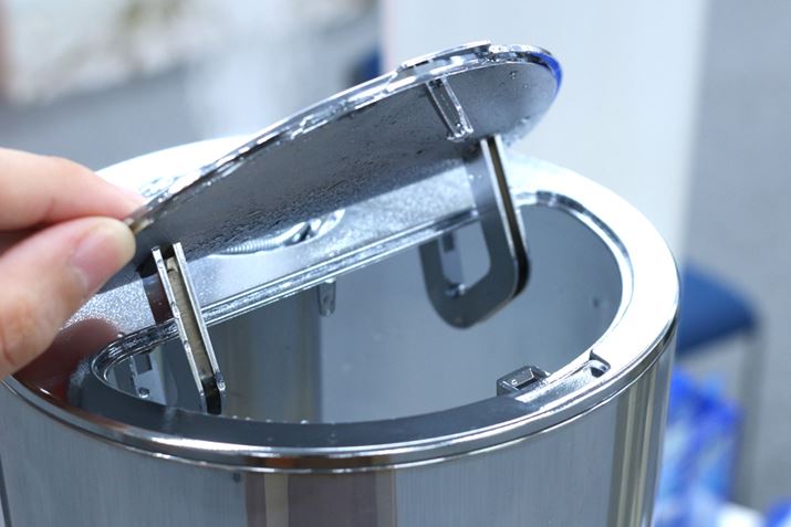 �����́A�{�̏㕔�̃t�^���J���Ē��ڍs����