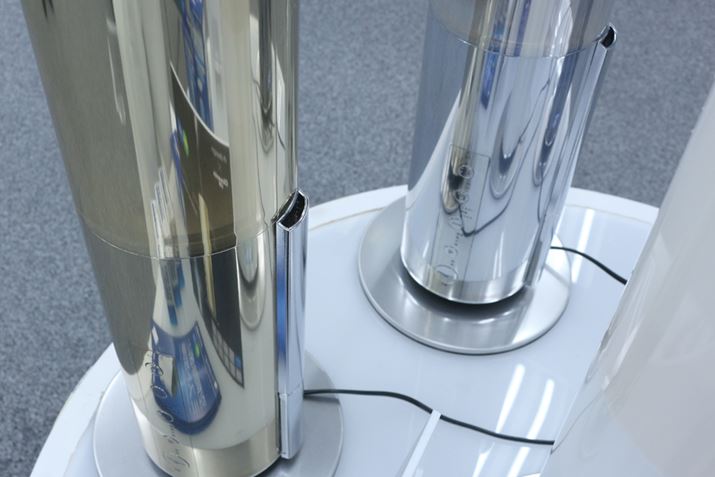 ��_�����f�������͖{�̔w�ʂɐݒu����Ă���